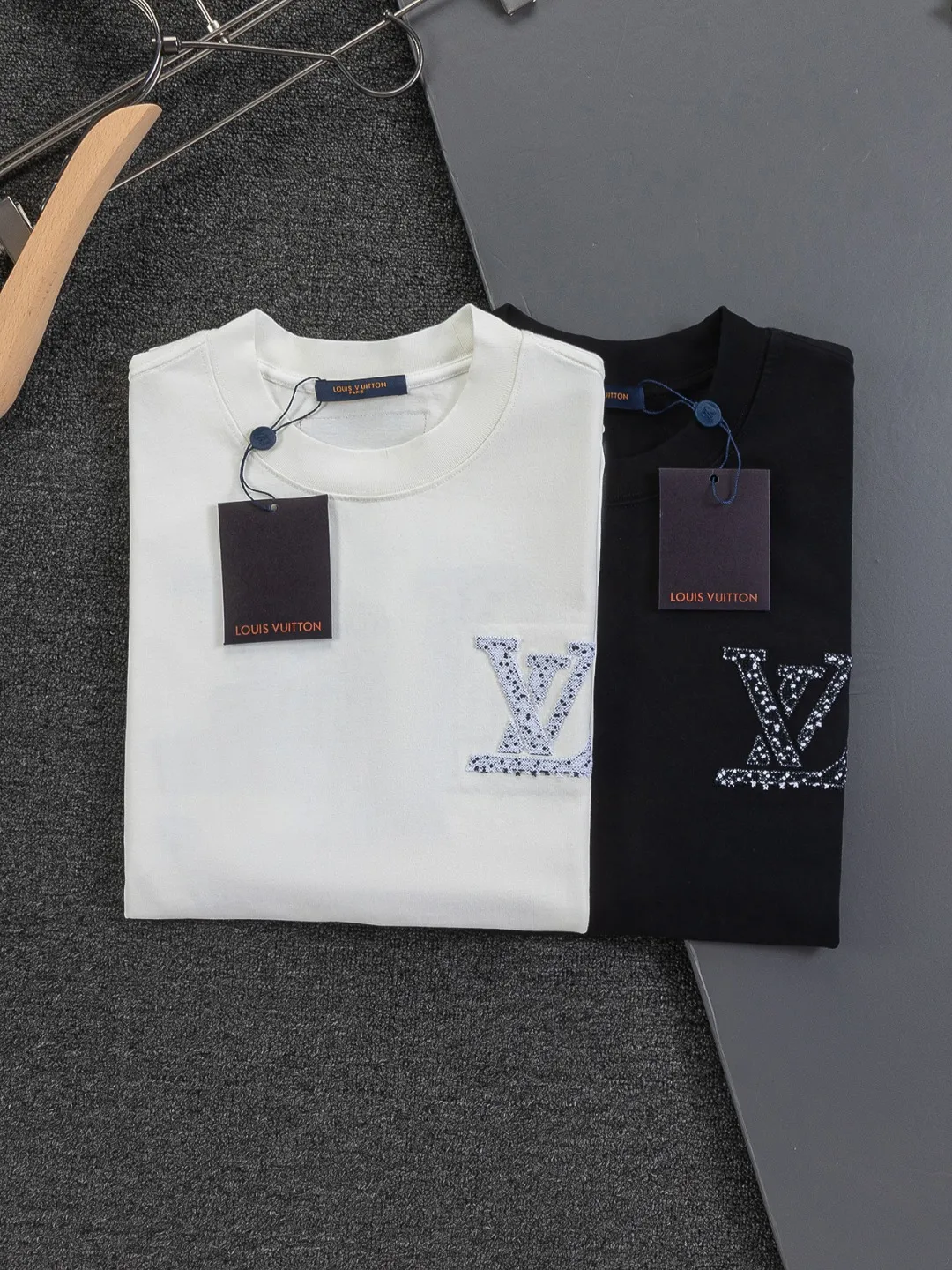 🅿️220 Louis Vuitton 1V LV lv slightly wide version S-XL LV 26ss new products are available at counters simultaneously. Multiple craftsmanship. Spotted letter logo on the chest🪡 embroidery. Large spotted letter logo on the back panel🪡 embroidery. Round neck short-sleeved T-shirt, same style for men and women! Consigned to one-to-one creation. Synchronized with the official website, pure cotton fabrics at the counter! It is close to the skin and comfortable, durable and easy to wear. It has a classic and simple logo design and meticulous original craftsmanship. Short-sleeves, a must-have item for men, do not appear to be the same for the general public, but must be unique and eye-catching. This LV short-sleeve is all about quality, comfort, the same shape and fashion as always, including fabrics and cutting techniques. All of them have been made with great effort! 320 grams of washed pure cotton fabric, pure cotton is breathable, very refreshing and comfortable for daily wear. The rib knitting on the neckline is smooth and tight, and the neckline will not be skewed if you toss it at will. The loose version, you will find that it looks really good on the upper body. The overall is minimalist and neat, super versatile for daily use! Pair it casually with a pair of pants for a youthful look. A T-shirt will make your outfit crazy. It is a fashionable item that can never go wrong! Color: Black White Size: S-XL Size chart: S: Shoulder width 50-Bust 56-Length 70 M: Shoulder width 52-Bust 57-Length 72 L: Shoulder width 54-Bust 59-Length 74 XL: Shoulder width 56-Bust 62-Length 76